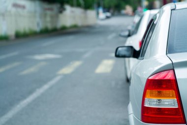 Beyaz modern arabanın kırmızı ışığı