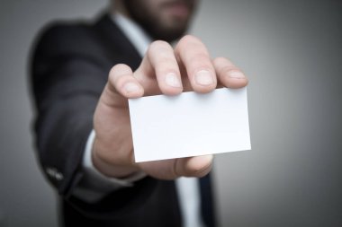 İş adamı elinde boş bir kartvizit tutuyor.. 