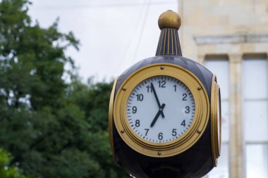 Şehir yürüyüşünde sokak saati.