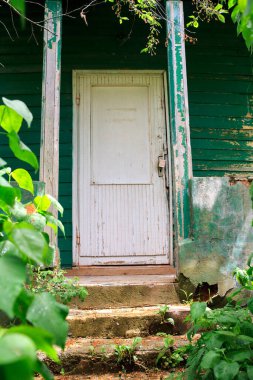 Eski taş merdiven ahşap kapıya çıkar.. 