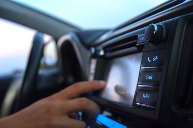 Arabanın içindeki GPS 'i kullanan bir adam eli.. 