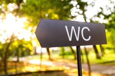 Bahçede tuvalet tabelası var.. 