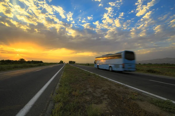 Bus Rijdt Hogesnelheidssnelweg Bij Zonsondergang — Stockfoto