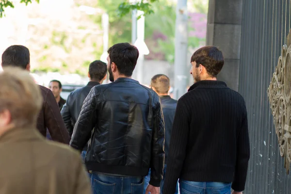 Vue Arrière Amis Heureux Marchant Ensemble Dans Rue — Photo