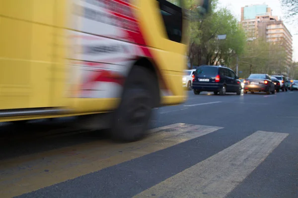 Sarı Halk Otobüsü Yolda Ilerliyor — Stok fotoğraf