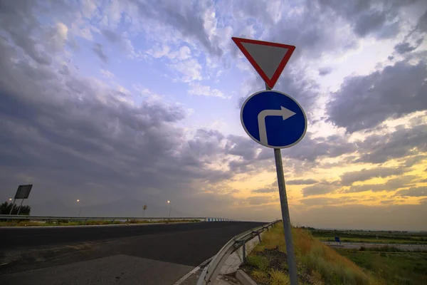 Rechts Scherpe Bocht Verkeersbord — Stockfoto