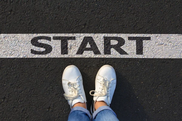 Asfalt üzerinde iki beyaz spor ayakkabı ve iş planlaması, strateji ve meydan okuma veya kariyer yolu, fırsat ve değişim kavramına başlayın.