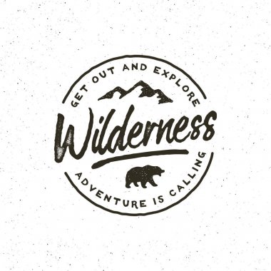 Vintage vahşi logosunu görmeniz gerekir. el retro tasarımlı açık macera amblemi çekilmiş. vektör çizim