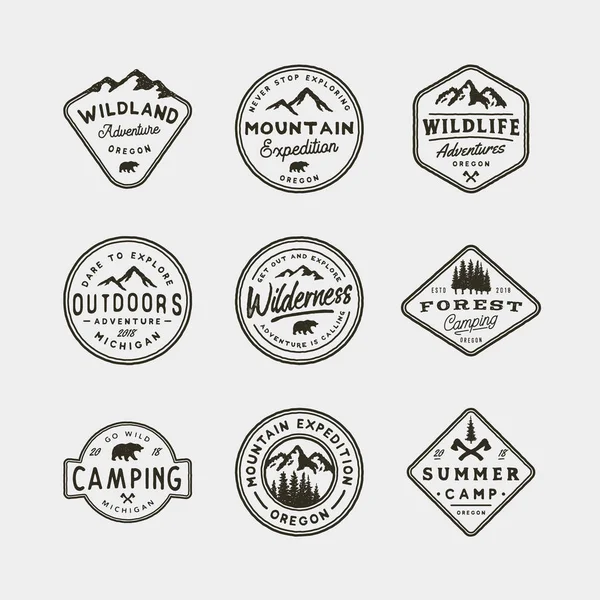 Vintage-Wildnis-Logos. handgezeichnete Outdoor-Abenteuer-Embleme im Retro-Stil. Vektorillustration — Stockvektor