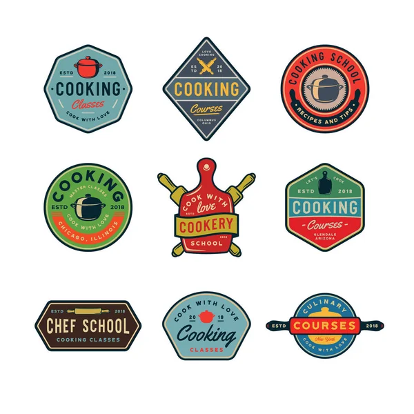 Set vintage kokende klassen logo's. retro stijl culinaire school emblemen. vectorillustratie — Stockvector