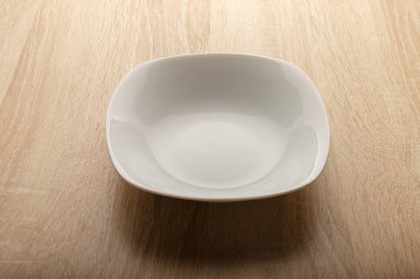 Tabak ahşap bir masada.