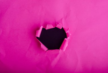 Ortada pembe mor yırtık bir kağıt var.