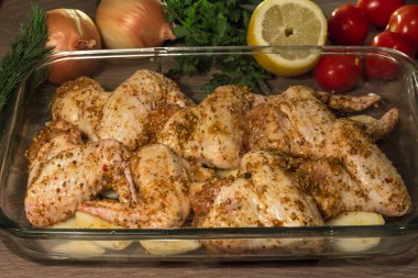 Kızartma için bir kap içinde Marine çiğ tavuk kanadı