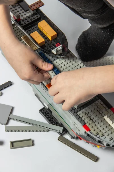 Les Mains Des Enfants Jouent Avec Des Pièces Constructeur Lego — Photo