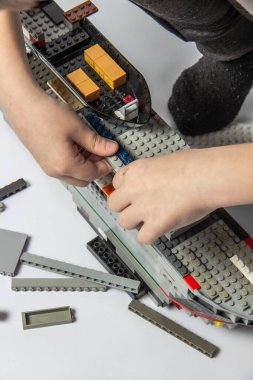 Çocukların elleri renkli yapıcı parçalarıyla oynar