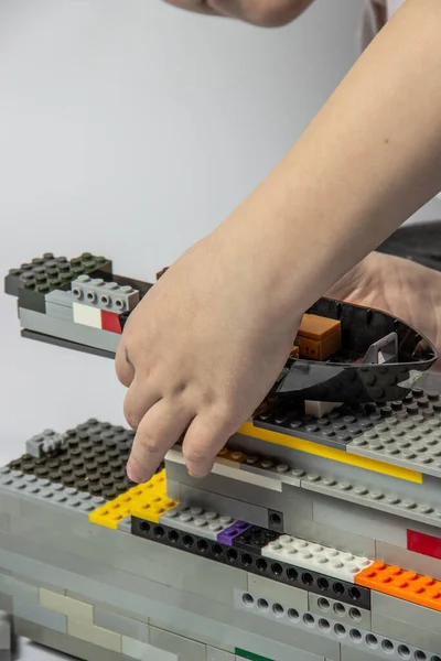 Les Mains Des Enfants Jouent Avec Des Pièces Constructeur Colorées — Photo