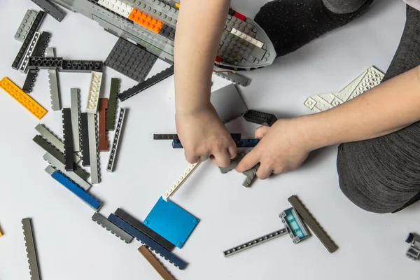 Kinderhände Spielen Mit Farbigen Bauteilen — Stockfoto