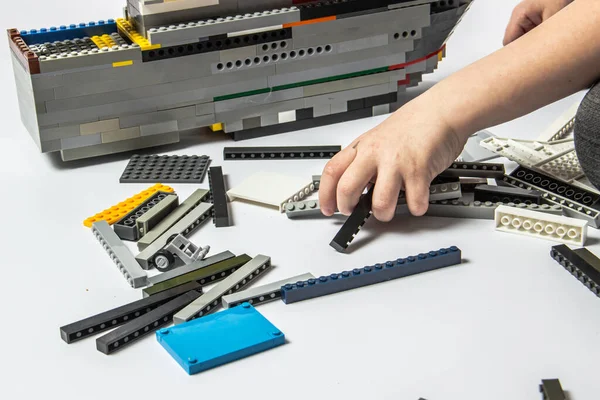 Kinderhände Spielen Mit Farbigen Bauteilen — Stockfoto