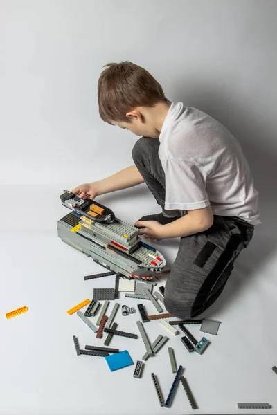 Der Junge Sammelt Einen Konstrukteur Aus Bunten Teilen — Stockfoto