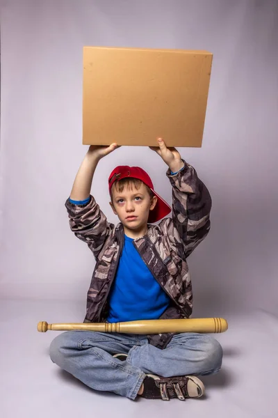 Kind Spijkerbroek Beschermende Jas Rode Pet Met Knuppel Protestposter — Stockfoto