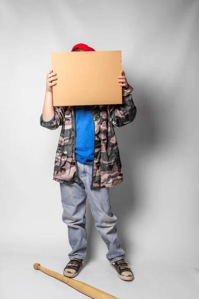 Niño Jeans Una Chaqueta Protectora Con Gorra Roja Con Murciélago — Foto de Stock