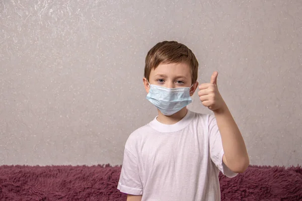 Niño Una Máscara Sobre Fondo Claro Contra Enfermedad Coronavirus — Foto de Stock