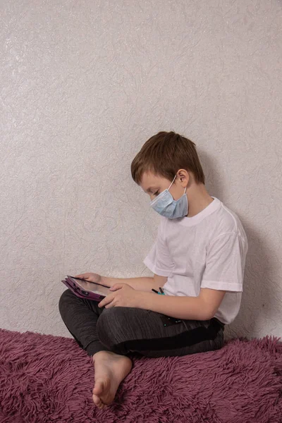 Ένα Έξυπνο Αγόρι Ντυμένο Ιατρική Μάσκα Προστατεύει Τον Εαυτό Του — Φωτογραφία Αρχείου