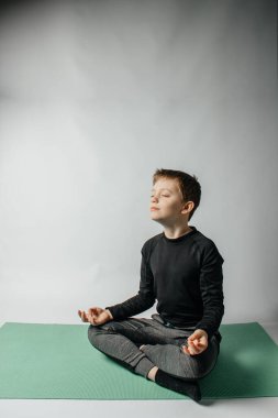 Çocuk yoga ve uygun nefes alma becerilerini öğreniyor..