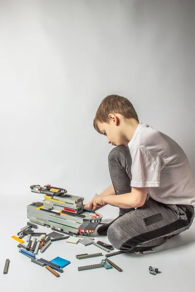 Der Junge Sammelt Einen Konstrukteur Aus Bunten Teilen — Stockfoto