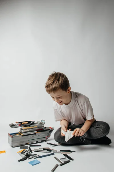 Der Junge Sammelt Einen Konstrukteur Aus Bunten Teilen — Stockfoto