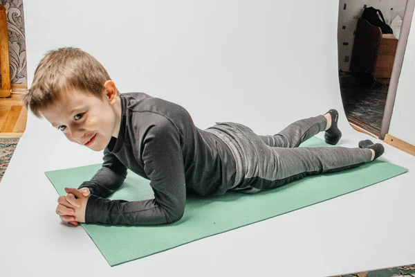 Het Kind Leert Vaardigheden Van Yoga Juiste Ademhaling — Stockfoto