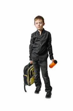 Siyah gömlekli ve çırak pantolonlu bir adam beyaz arka planda duruyor.