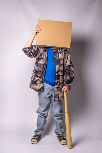 Junge in Jeans und Schutzjacke hält Protestplakat in der Hand — Stockfoto