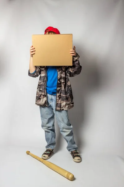 Enfant garçon en jeans et une veste de protection tient une affiche de protestation dans ses mains — Photo