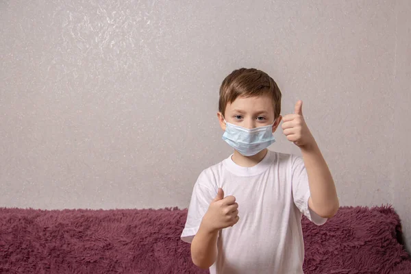 Niño Una Máscara Sobre Fondo Claro Contra Enfermedad Coronavirus — Foto de Stock