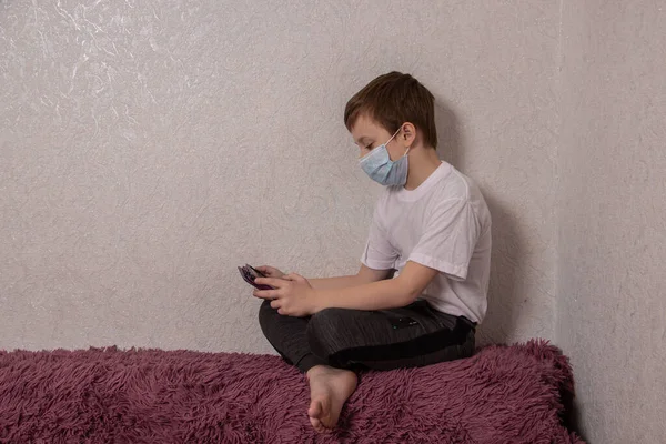 Ein Heller Junge Mit Medizinischer Maske Schützt Sich Vor Dem — Stockfoto