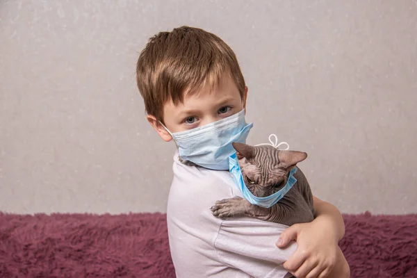 Helle Jungen Und Katzen Medizinischen Masken Schützen Sich Vor Dem — Stockfoto