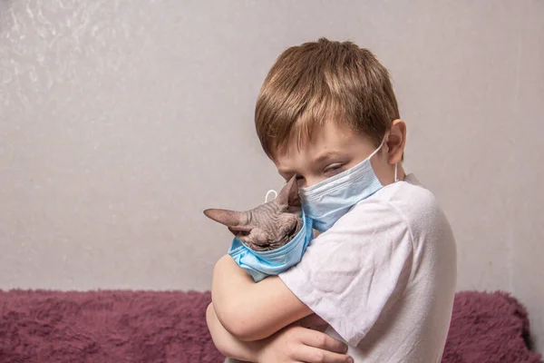 Helle Jungen Und Katzen Medizinischen Masken Schützen Sich Vor Dem — Stockfoto