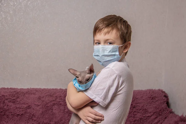 Έξυπνο Αγόρι Και Γάτα Ιατρικές Μάσκες Προστατεύουν Τον Εαυτό Τους — Φωτογραφία Αρχείου