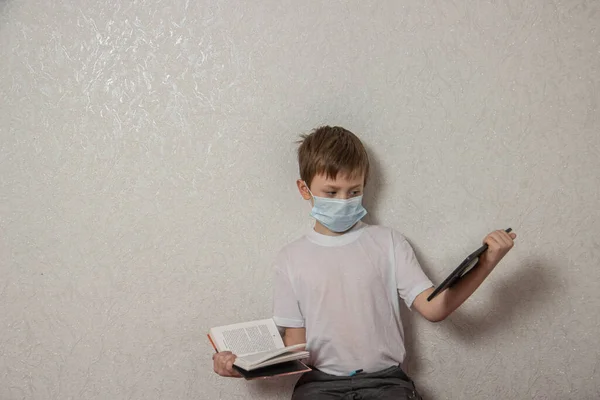 Ein Aufgeweckter Typ Medizinischer Maske Wählt Zwischen Einem Buch Und — Stockfoto