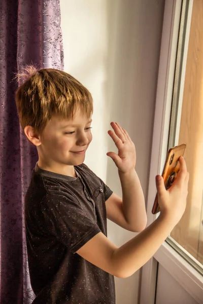 Niño Sienta Casa Aislamiento Comunica Con Familiares Amigos Por Teléfono — Foto de Stock