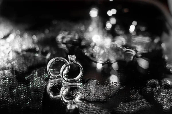 Свадебные Кольца Тёмном Фоне Брызгами Воды Огня — стоковое фото