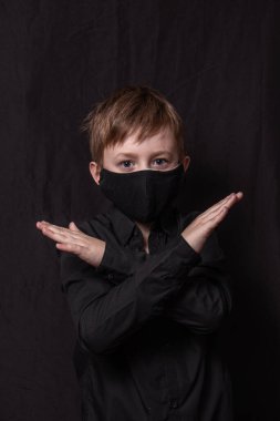 Siyah maskeli adam diğer insanlardan soyutlanmış bir şekilde evde oturuyor. Evden çıkmadan virüslerden ve koronavirüsten korur.