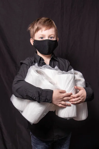 Ένας Τύπος Μαύρη Προστατευτική Μάσκα Και Μαύρο Πουκάμισο Γεμισμένο Χαρτοπετσέτες — Φωτογραφία Αρχείου