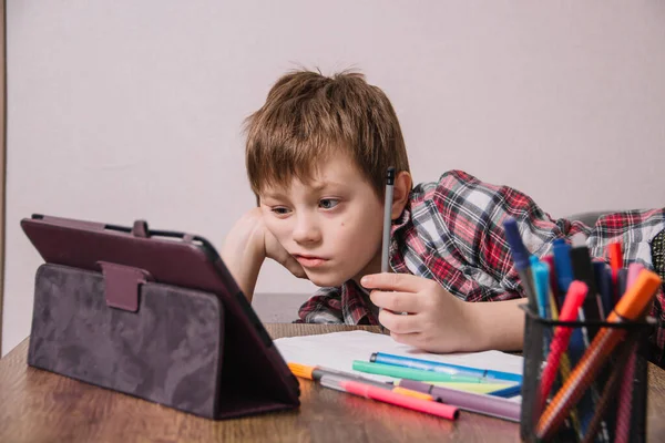 Ein Junge Sitzt Isoliert Hause Und Lernt Online — Stockfoto
