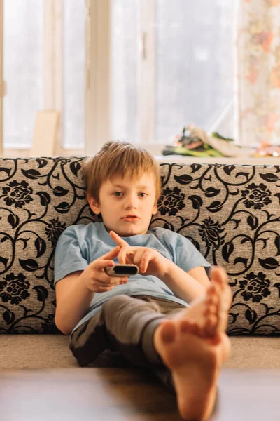 Мальчик Лежит Диване Смотрит Телевизор Промахи Доме Изоляции Помещении — стоковое фото