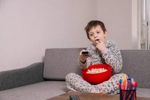 Tipo Sienta Sofá Come Palomitas Maíz Aislamiento Mientras Una Película — Foto de Stock