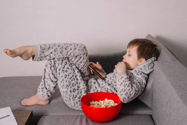 Tipo Sienta Sofá Come Palomitas Maíz Aislamiento Mientras Una Película — Foto de Stock