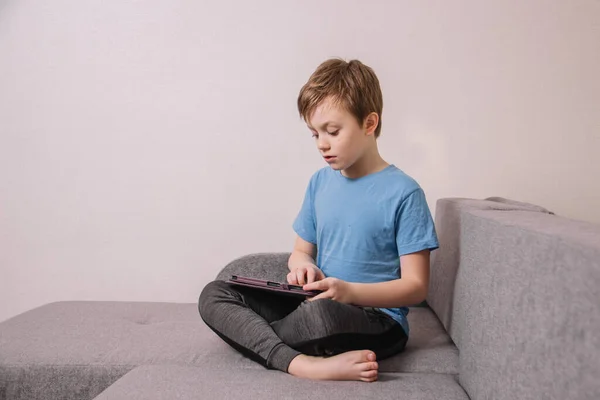 Glücklicher Fröhlicher Junge Der Auf Einem Tablet Spielt Während Isoliert — Stockfoto