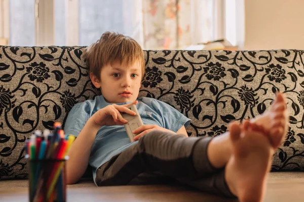 Der Junge Liegt Auf Der Couch Und Schaut Fern Fehlende Stockbild